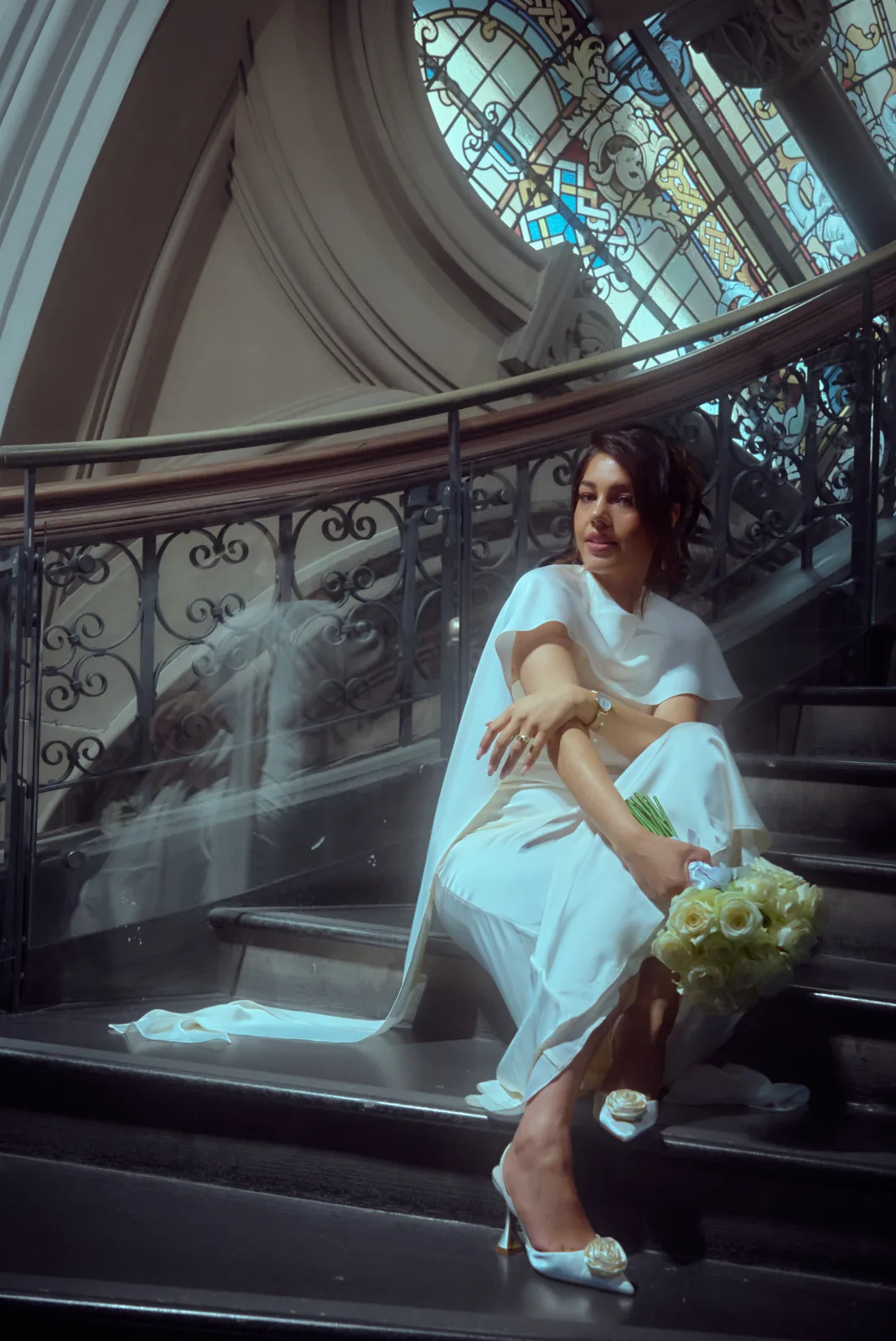 Bride on QVB staircase with bouquet – Japanese documentary wedding photographer Sydney