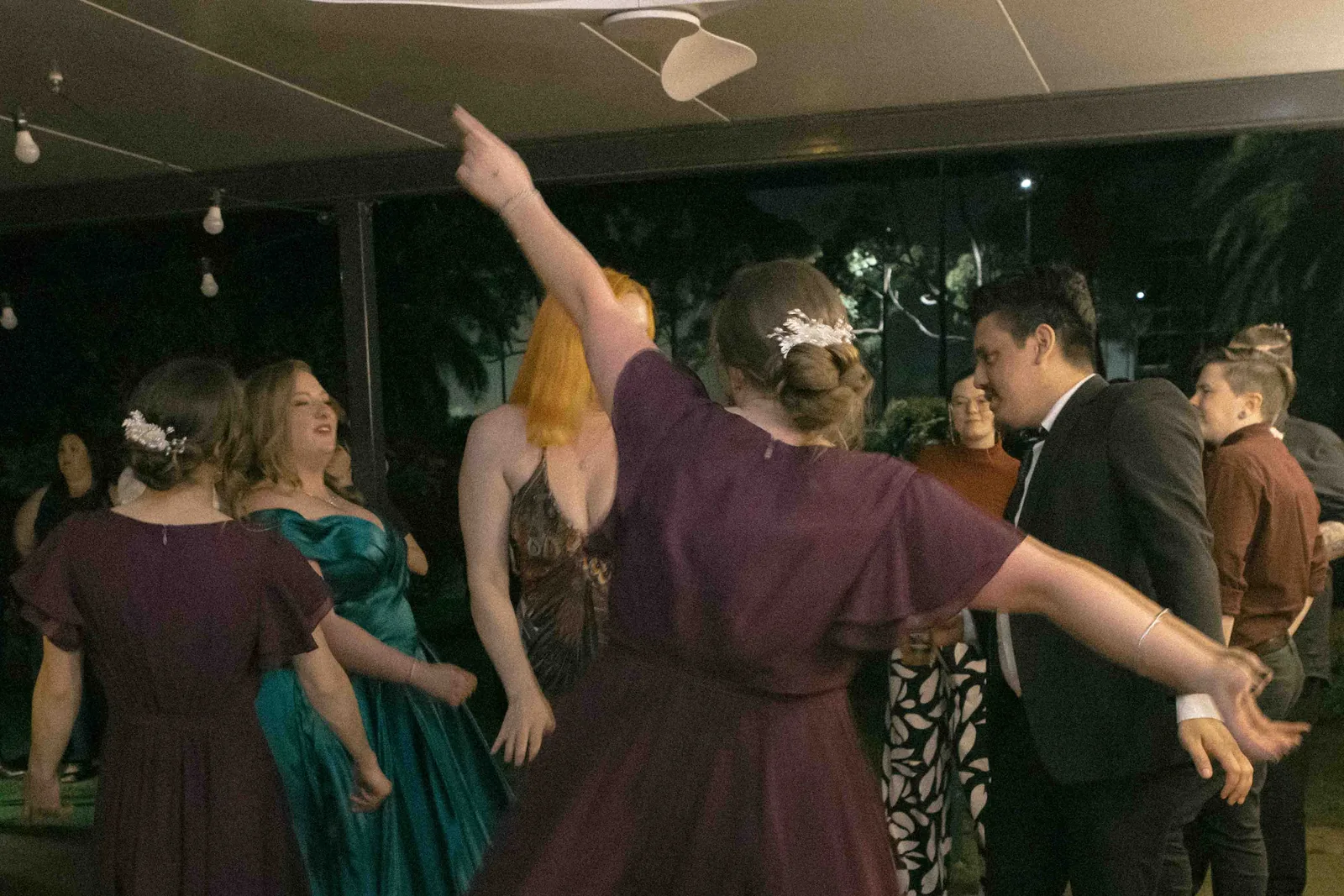 Wedding reception guests dancing outdoors – Japanese documentary wedding photographer Sydney